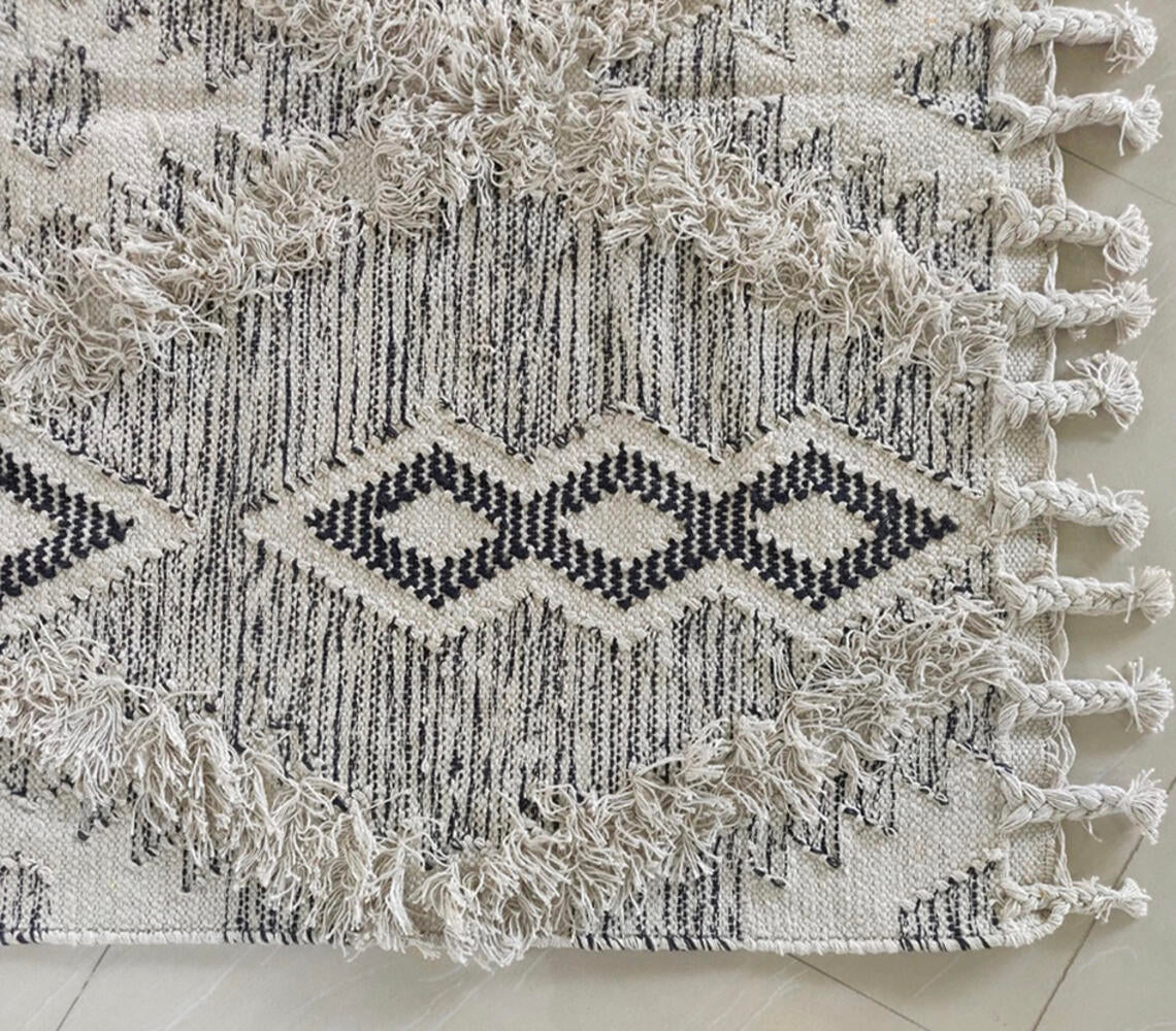 Fringed Diamond Pattern Rug with Braid Tassels 182 x 122